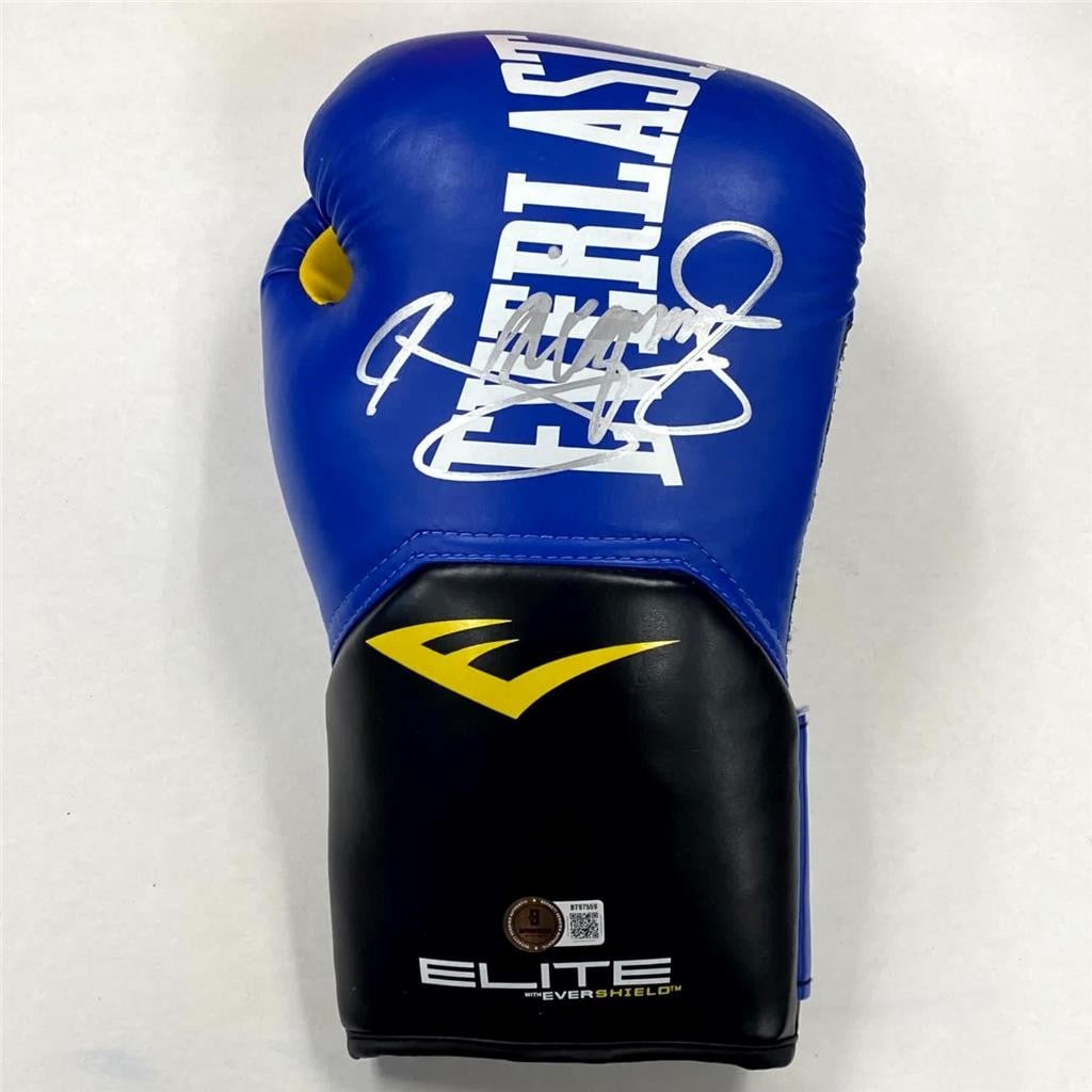 Blue Everlast boxing glove autographed by Manny Pacquiao with Beckett COA: Blue Everlast boxing glove autographed by Manny Pacquiao with Beckett COA This is an original blue Everlast boxing glove featuring the autograph of renowned boxer Manny Pacquiao. The signature has bee