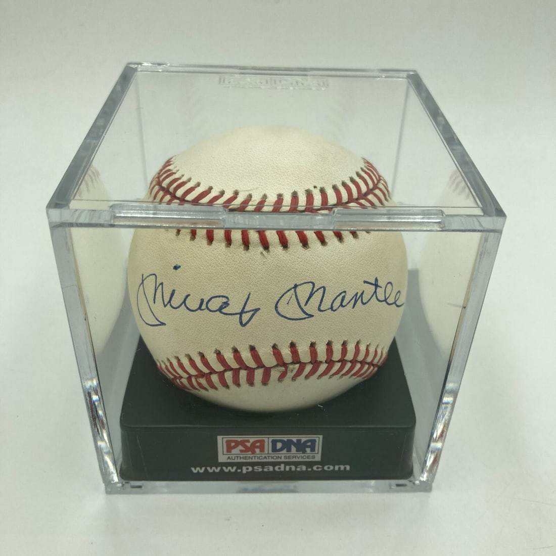 Mickey Mantle Signed Official AL Baseball PSA DNA MINT 9: Mickey Mantle Signed Official AL Baseball PSA DNA MINT 9 Own a piece of baseball history with this Mickey Mantle signed Official American League baseball. Authenticated by the Professional Sports Auth