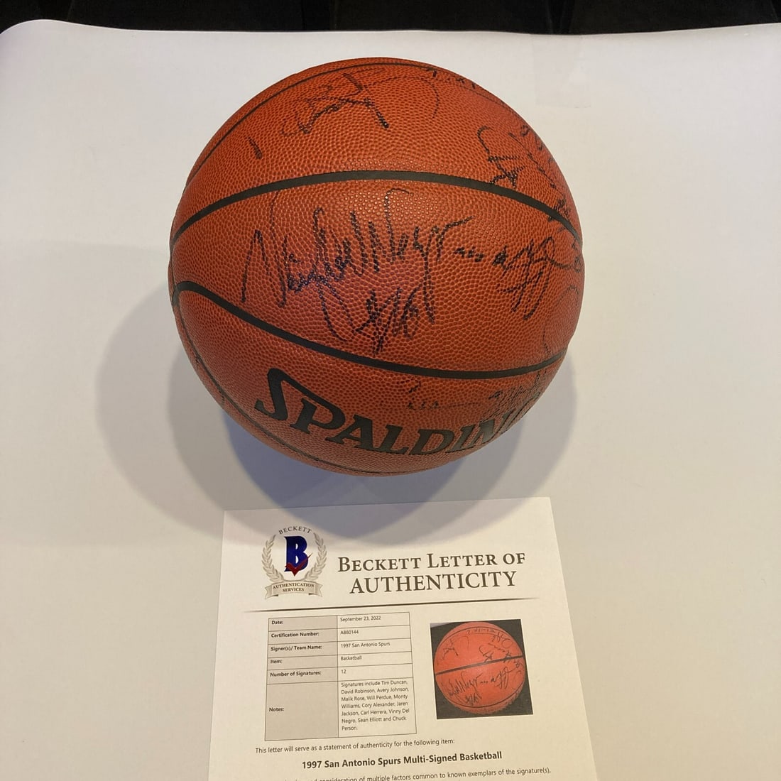 1997-98 San Antonio Spurs Team Signed Basketball Tim Duncan Beckett COA (1 of 11)