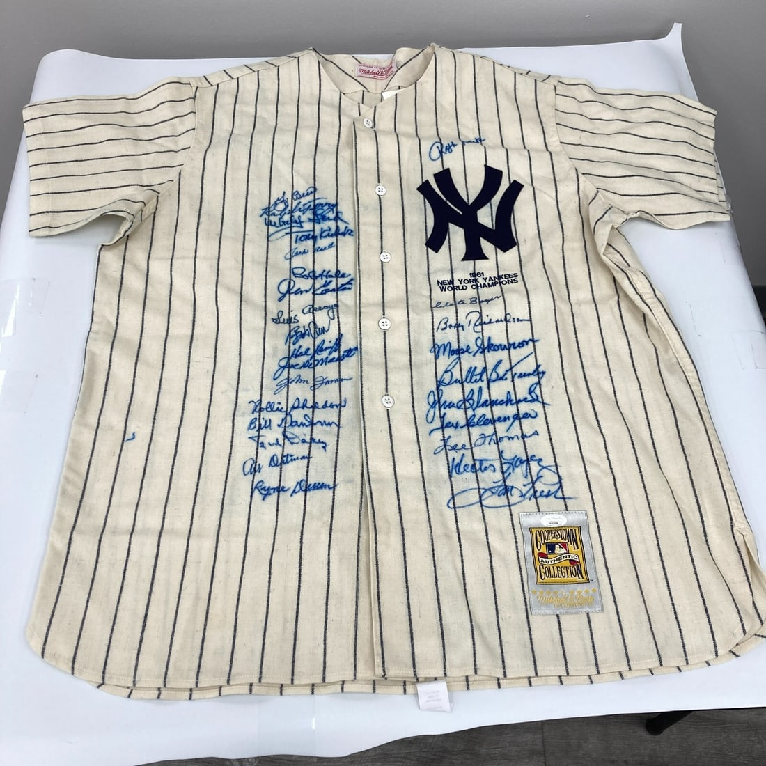 1961 New York Yankees Team Signed Jersey 27 Sigs Mitchell & Ness JSA COA: 1961 New York Yankees Team Signed Jersey 27 Sigs Mitchell & Ness JSA COA Celebrate the legacy of baseball with this authentic 1961 New York Yankees World Series Champions jersey, featuring an impressi