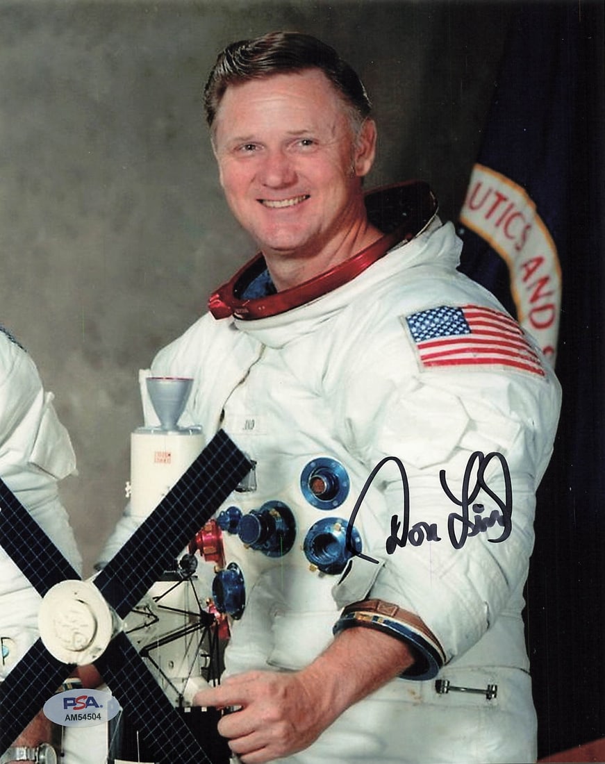 Don L. Lind Autographed 8x10 Photo PSA/DNA Certified: Don L. Lind Autographed 8x10 Photo PSA/DNA Certified This is an original 8x10 photograph signed by astronaut Don L. Lind, a remarkable piece for any collector of sports memorabilia. The signature has 