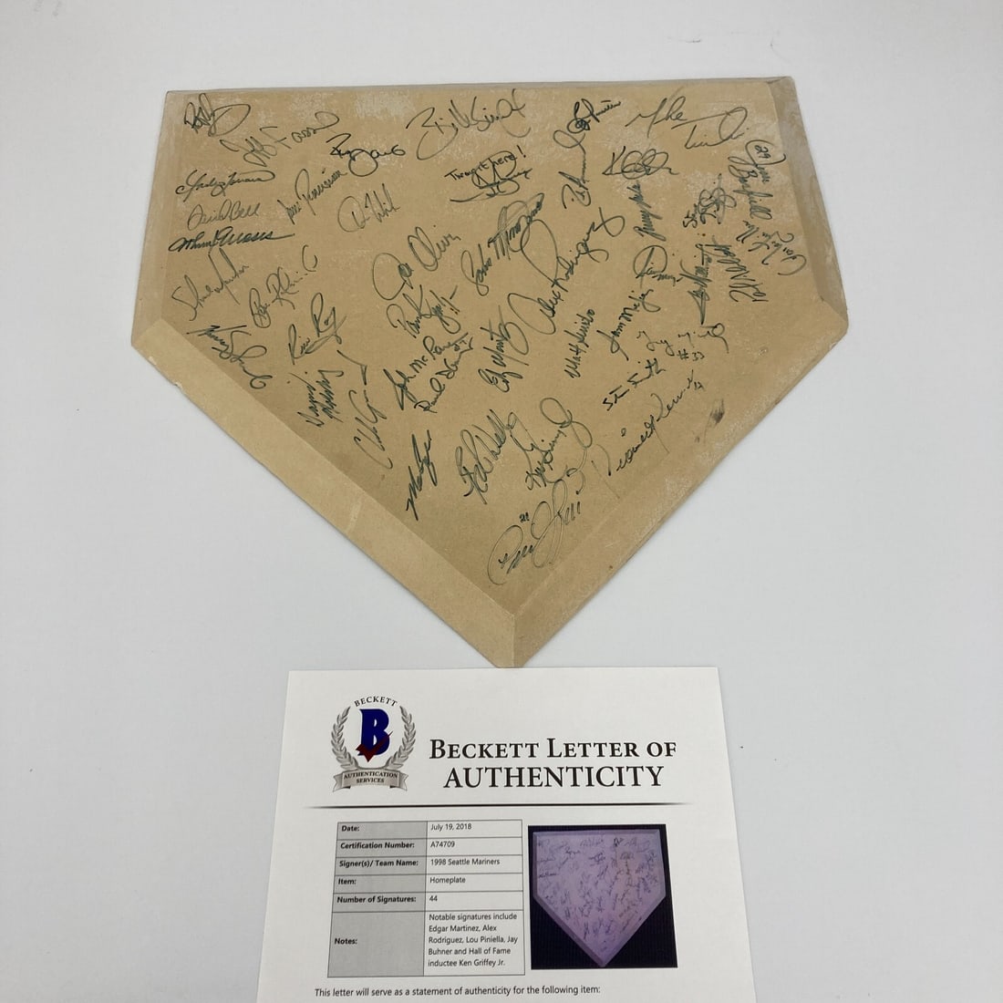 1998 Seattle Mariners Team Signed Home Plate 44 Sigs Ken Griffey Jr Beckett COA: 1998 Seattle Mariners Team Signed Home Plate 44 Sigs Ken Griffey Jr Beckett COA This is a remarkable 1998 Seattle Mariners Team Signed Home Plate featuring a total of 44 signatures, including notable 