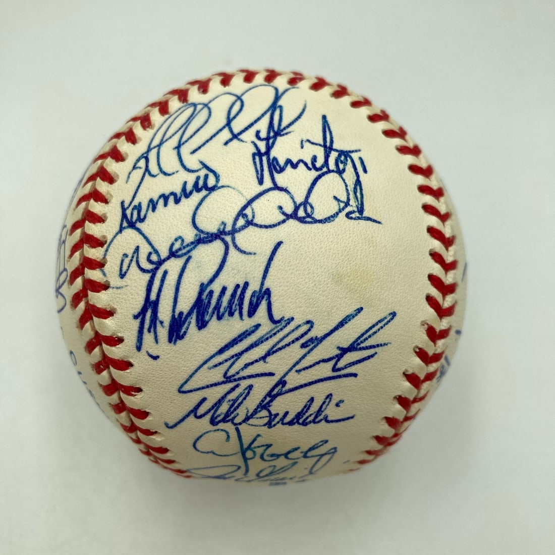JSA Certified 1998 Yankees World Series Champions Signed Baseball Derek Jeter: JSA Certified 1998 Yankees World Series Champions Signed Baseball Derek Jeter 1998 New York Yankees World Series Champs team signed baseball. The ball features 35 signatures, including Joe Torre, Dere