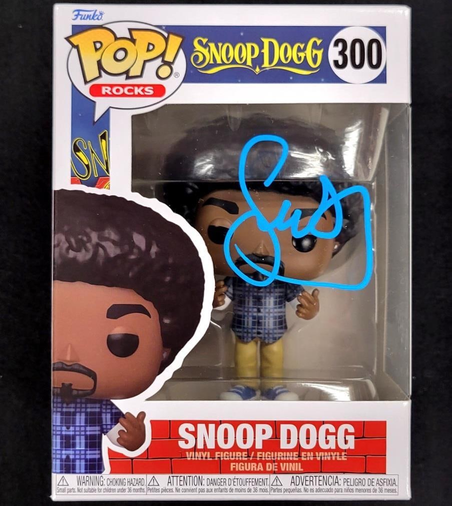 Funko Pop Figure Snoop Dogg Autographed With Beckett Authentication: Funko Pop Figure Snoop Dogg Autographed With Beckett Authentication This is an original Funko Pop! #300 figure signed by Snoop Dogg. The autograph has been authenticated by Beckett. The item is pre-ow