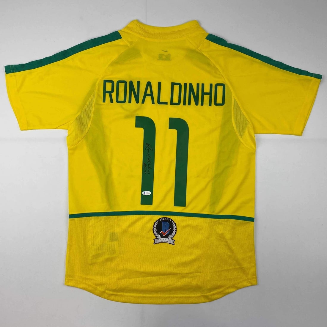 Ronaldinho Signed Brazil Yellow Soccer Jersey Beckett Authenticated: Ronaldinho Signed Brazil Yellow Soccer Jersey Beckett Authenticated This is an original signed Ronaldinho Brazil yellow soccer jersey, featuring the athlete's autograph authenticated by Beckett Gradin