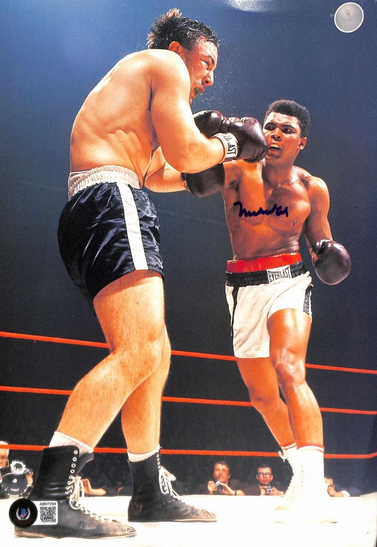 Beckett 10 Muhammad Ali signed boxing magazine photo (1 of 1)
