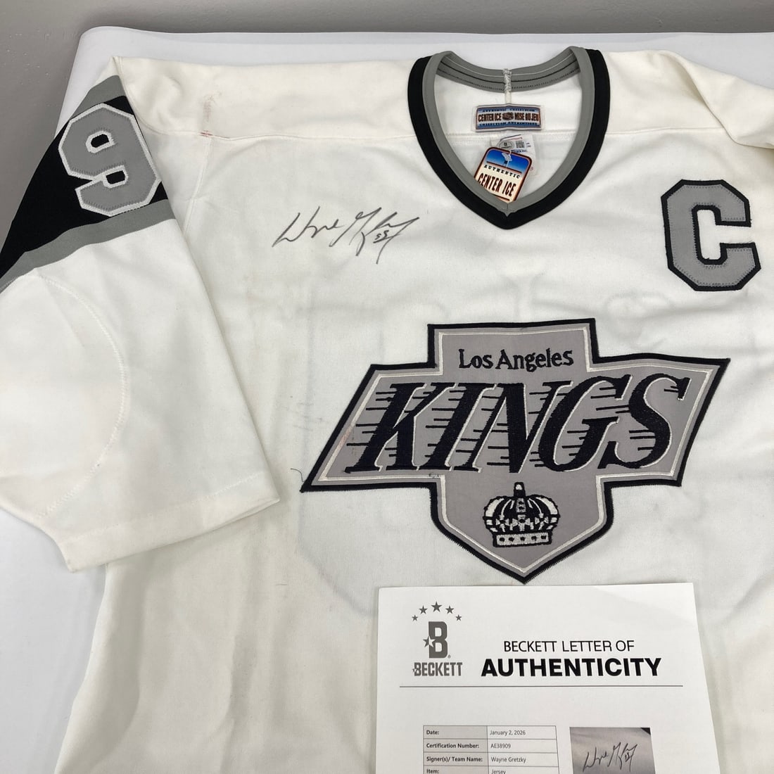 Autographed Los Angeles Kings Jersey Wayne Gretzky Beckett Authenticated: Autographed Los Angeles Kings Jersey Wayne Gretzky Beckett Authenticated This is an authentic game model Los Angeles Kings jersey signed by legendary hockey player Wayne Gretzky. The jersey comes with
