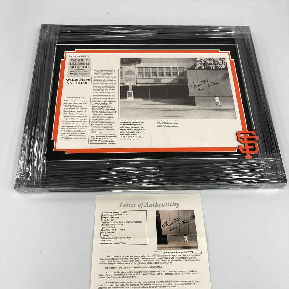 Willie Mays Signed Framed Photo Display with JSA COA 17x21: Willie Mays Signed Framed Photo Display with JSA COA 17x21 Celebrate a legendary moment in baseball history with this stunning framed photo display of Willie Mays making 'The Catch.' This original pie