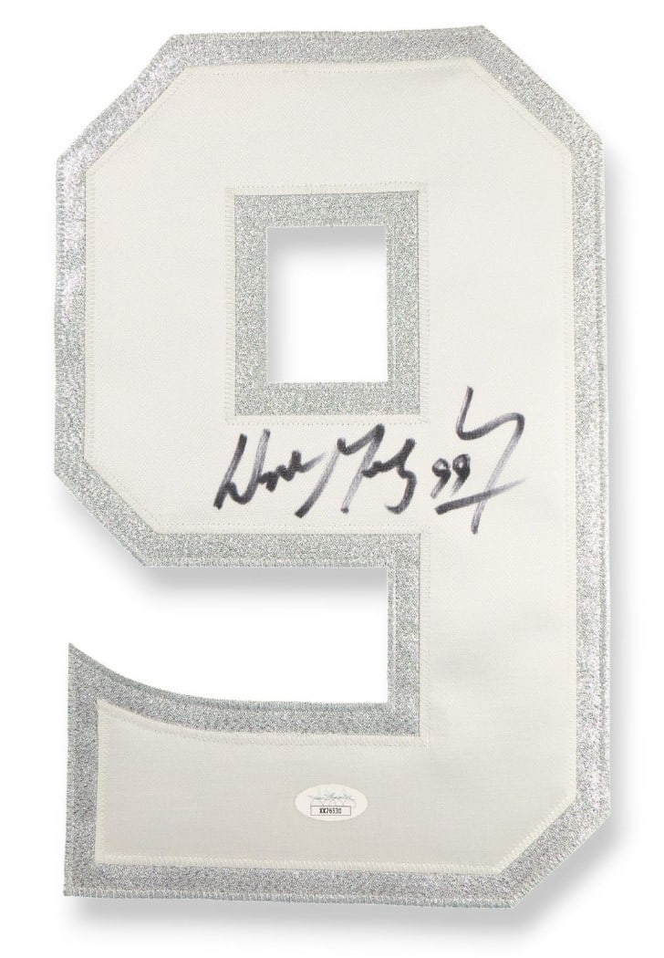 Signed Wayne Gretzky #9 Patch Los Angeles Kings JSA Authenticated: Signed Wayne Gretzky #9 Patch Los Angeles Kings JSA Authenticated This is a pre-owned autographed jersey number patch signed by hockey legend Wayne Gretzky. The item is an original jersey number patch