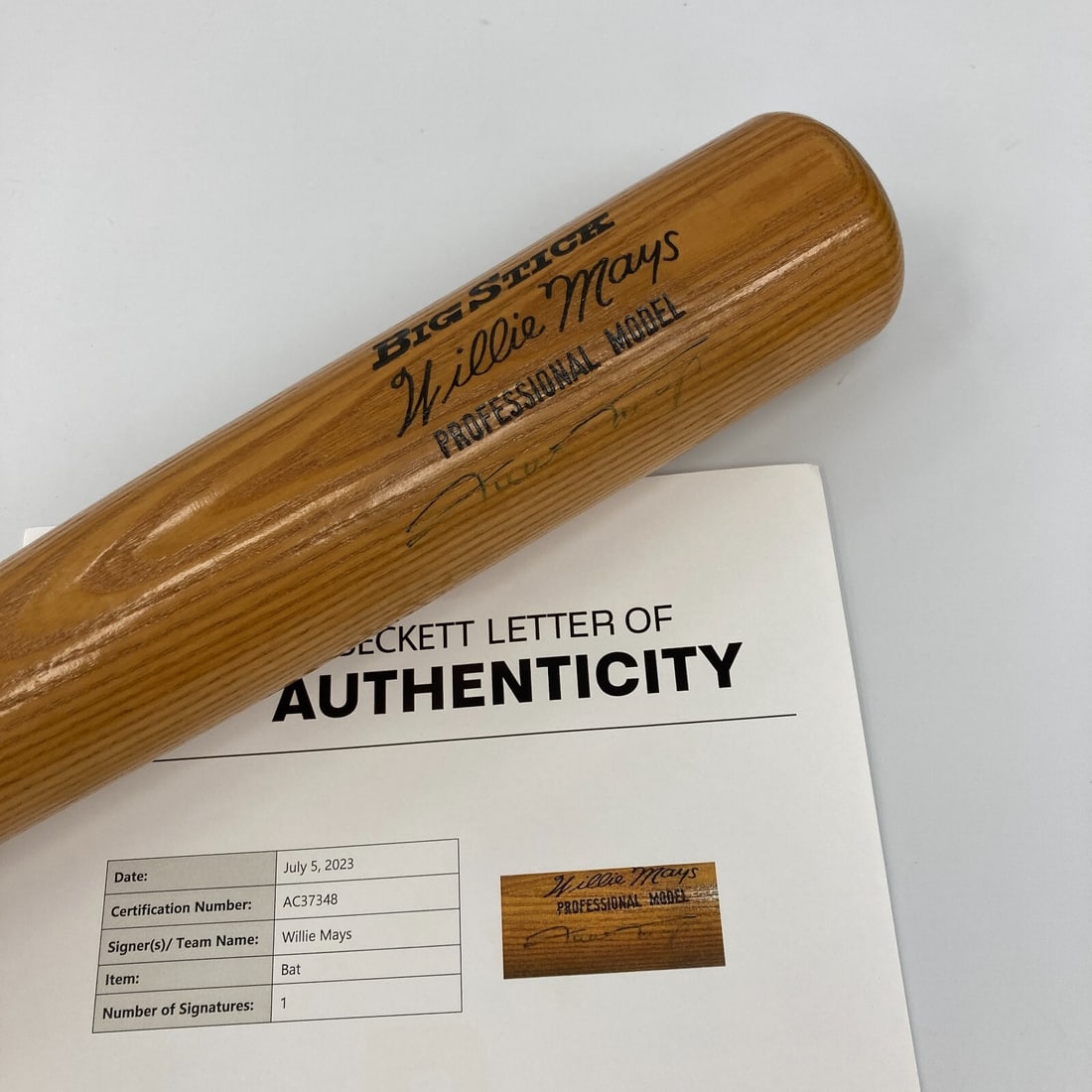 Willie Mays Signed Adirondack Baseball Bat with Beckett COA: Willie Mays Signed Adirondack Baseball Bat with Beckett COA This is an authentic Adirondack game model baseball bat signed by the legendary Willie Mays, a prominent figure in baseball history and a ke