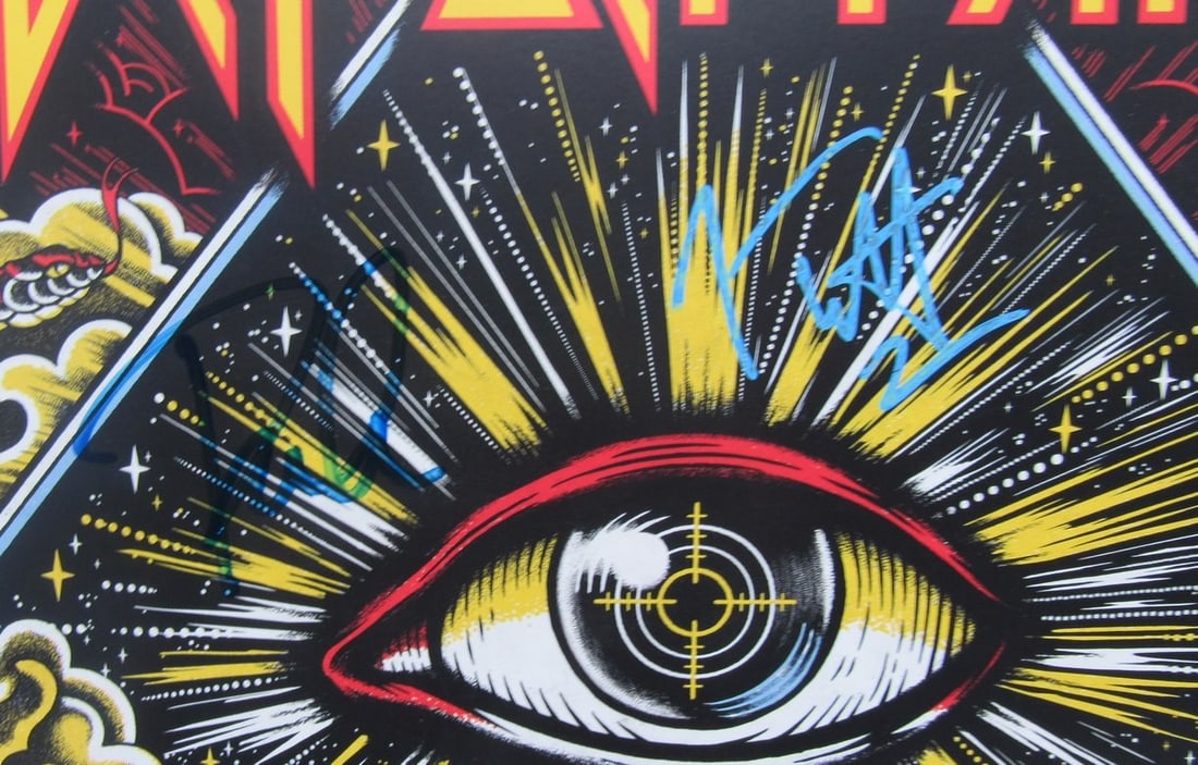 Def Leppard Diamond Star Halos Album Signed by Joe Elliott Phil Collen JSA: Def Leppard Diamond Star Halos Album Signed by Joe Elliott Phil Collen JSA Original Def Leppard Diamond Star Halos album signed by Joe Elliott and Phil Collen. This pre-owned record is accompanied by 