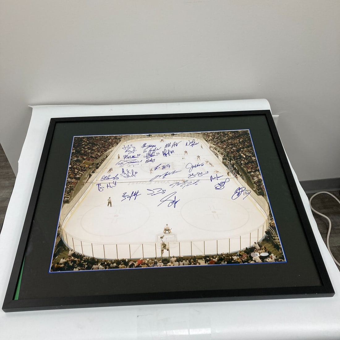 New York Rangers Legends Signed 20x24 Photo 26 Sigs JSA Authenticated: New York Rangers Legends Signed 20x24 Photo 26 Sigs JSA Authenticated Celebrate the legendary New York Rangers with this stunning signed 20x24 photo featuring 26 autographs from hockey greats such as 