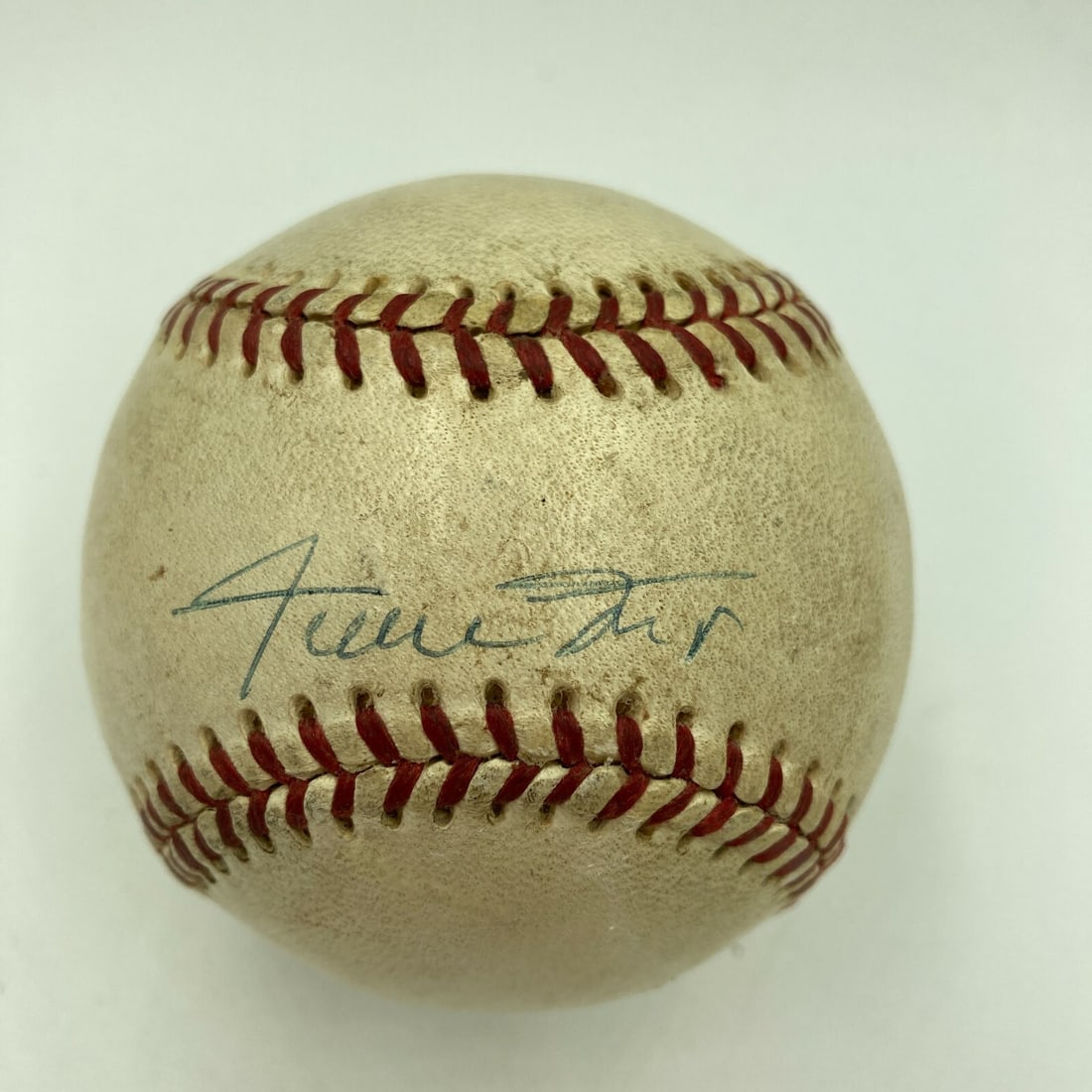Willie Mays Signed 1950's National League Giles Baseball JSA COA: Willie Mays Signed 1950's National League Giles Baseball JSA COA This vintage baseball features the legendary Willie Mays' signature, making it a cherished collectible for any sports fan. The ball is 