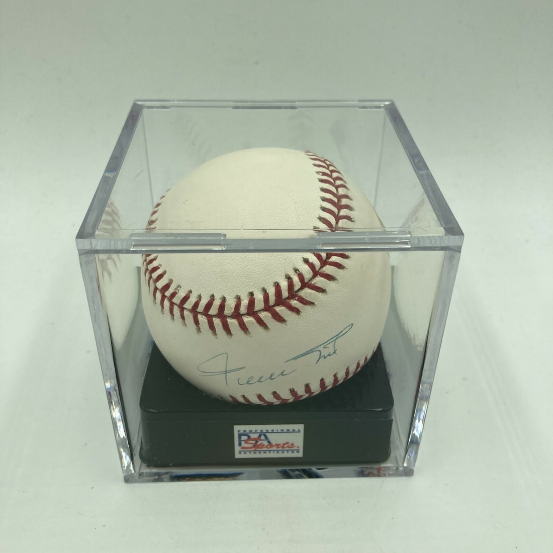 Willie Mays Signed MLB Baseball PSA DNA GEM MINT 10 Autographed: Willie Mays Signed MLB Baseball PSA DNA GEM MINT 10 Autographed This rare Official Major League Baseball, signed by Hall of Fame centerfielder Willie Mays, is a must-have for baseball enthusiasts. May