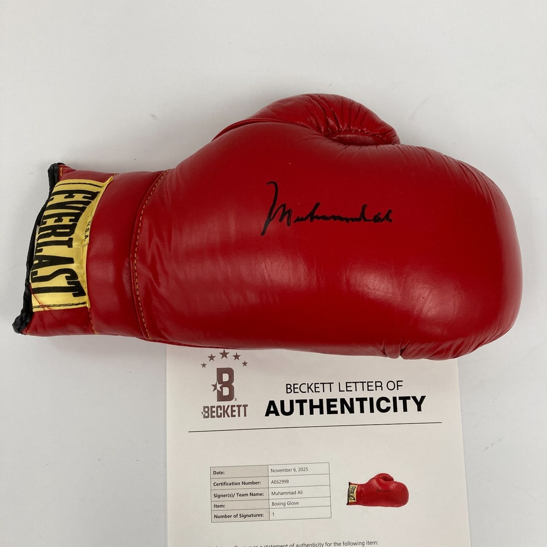 Muhammad Ali Signed Everlast Boxing Glove with Beckett COA: Muhammad Ali Signed Everlast Boxing Glove with Beckett COA This is an authentic Muhammad Ali signed Everlast boxing glove, a must-have for any boxing enthusiast and collector. The glove features the l