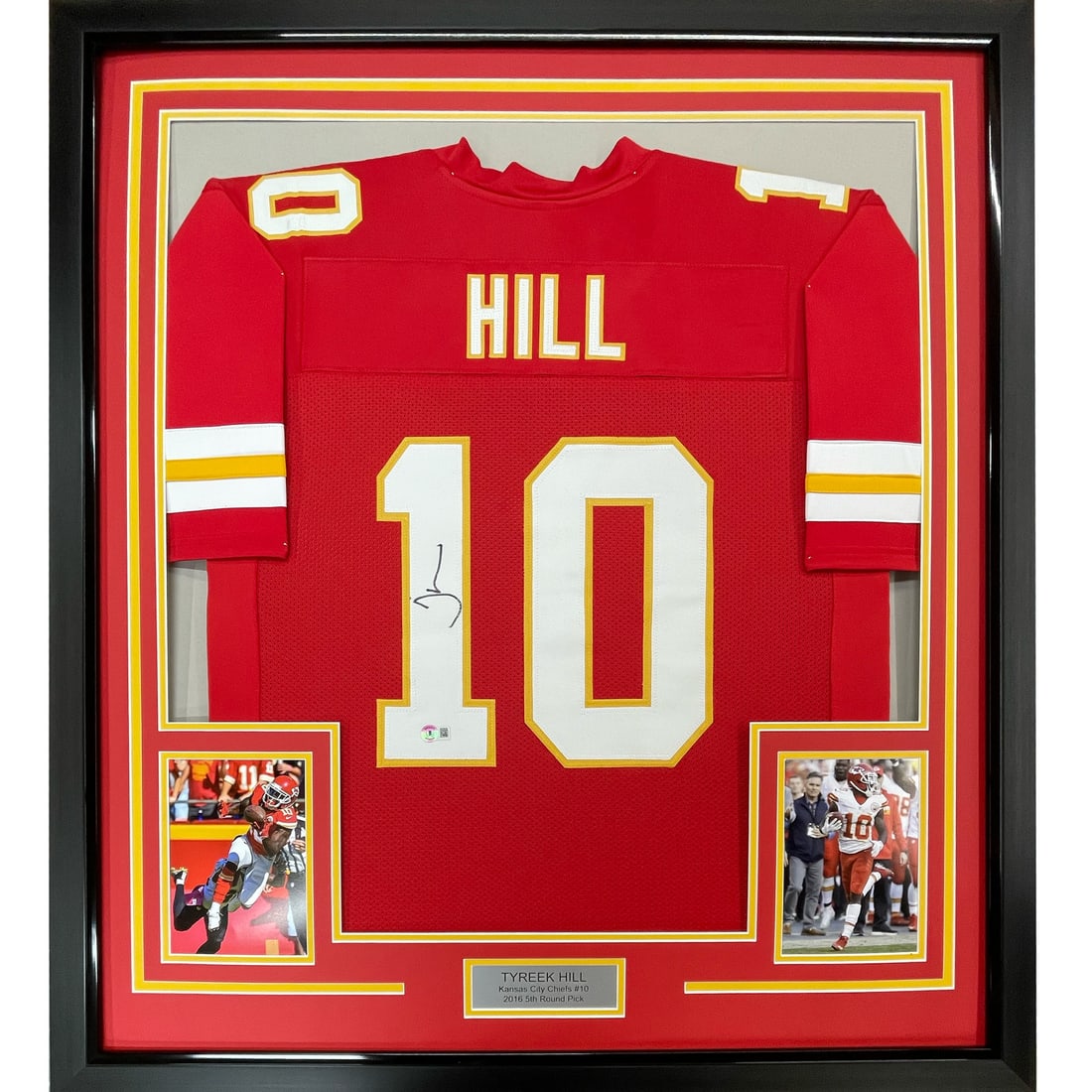 Framed Tyreek Hill signed Kansas City Chiefs jersey JSA COA 33x42: Framed Tyreek Hill signed Kansas City Chiefs jersey JSA COA 33x42 This professionally framed and matted Kansas City Chiefs red jersey is autographed by Tyreek Hill. The display includes two 8x10 photo