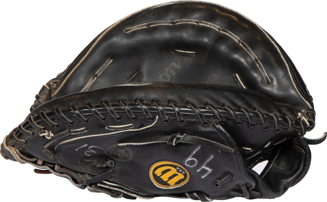 Wilson catchers mitt used by Mike Piazza 1993 with MEARS LOA (1 of 8)