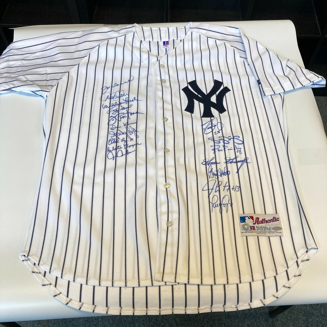 Derek Jeter Multi Signed Yankees Jersey with 17 Legends JSA Steiner COA: Derek Jeter Multi Signed Yankees Jersey with 17 Legends JSA Steiner COA Celebrate the legacy of the New York Yankees with this authentic multi-signed jersey featuring 17 signatures, including legendar