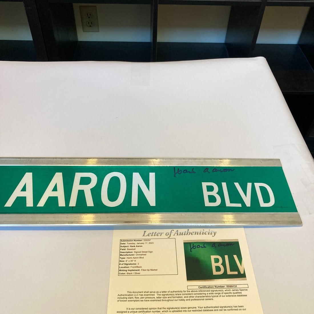 Hank Aaron Signed 6x30 Street Sign JSA COA Baseball Collectible: Hank Aaron Signed 6x30 Street Sign JSA COA Baseball Collectible Celebrate the legacy of baseball legend Hank Aaron with this impressive, signed full-size street sign. Measuring 6x30 inches, this doubl