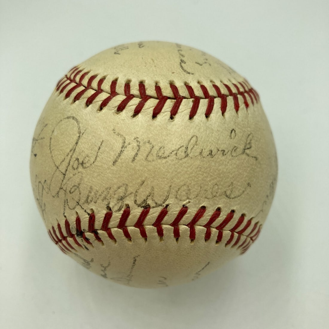 1934 St. Louis Cardinals Team Signed Baseball with 19 Signatures JSA COA: 1934 St. Louis Cardinals Team Signed Baseball with 19 Signatures JSA COA Celebrate the legacy of baseball with this 1934 St. Louis Cardinals World Series Champions Team Signed Baseball. Authenticated 