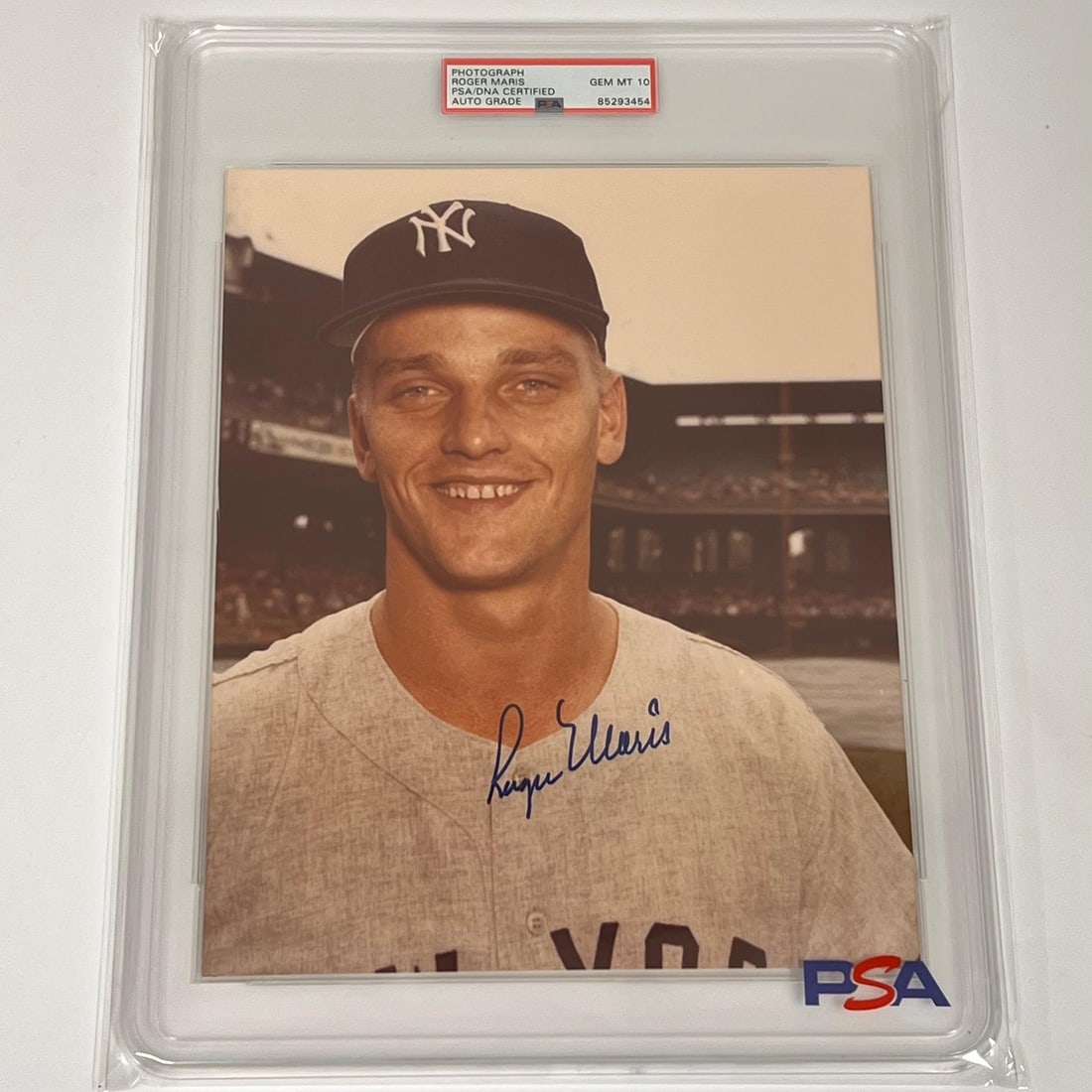 Roger Maris Signed 8x10 Photo PSA Gem Mint 10 Yankees: Roger Maris Signed 8x10 Photo PSA Gem Mint 10 Yankees This is an original 8x10 photo featuring the legendary Roger Maris, known for his remarkable career with the New York Yankees. This photo has been