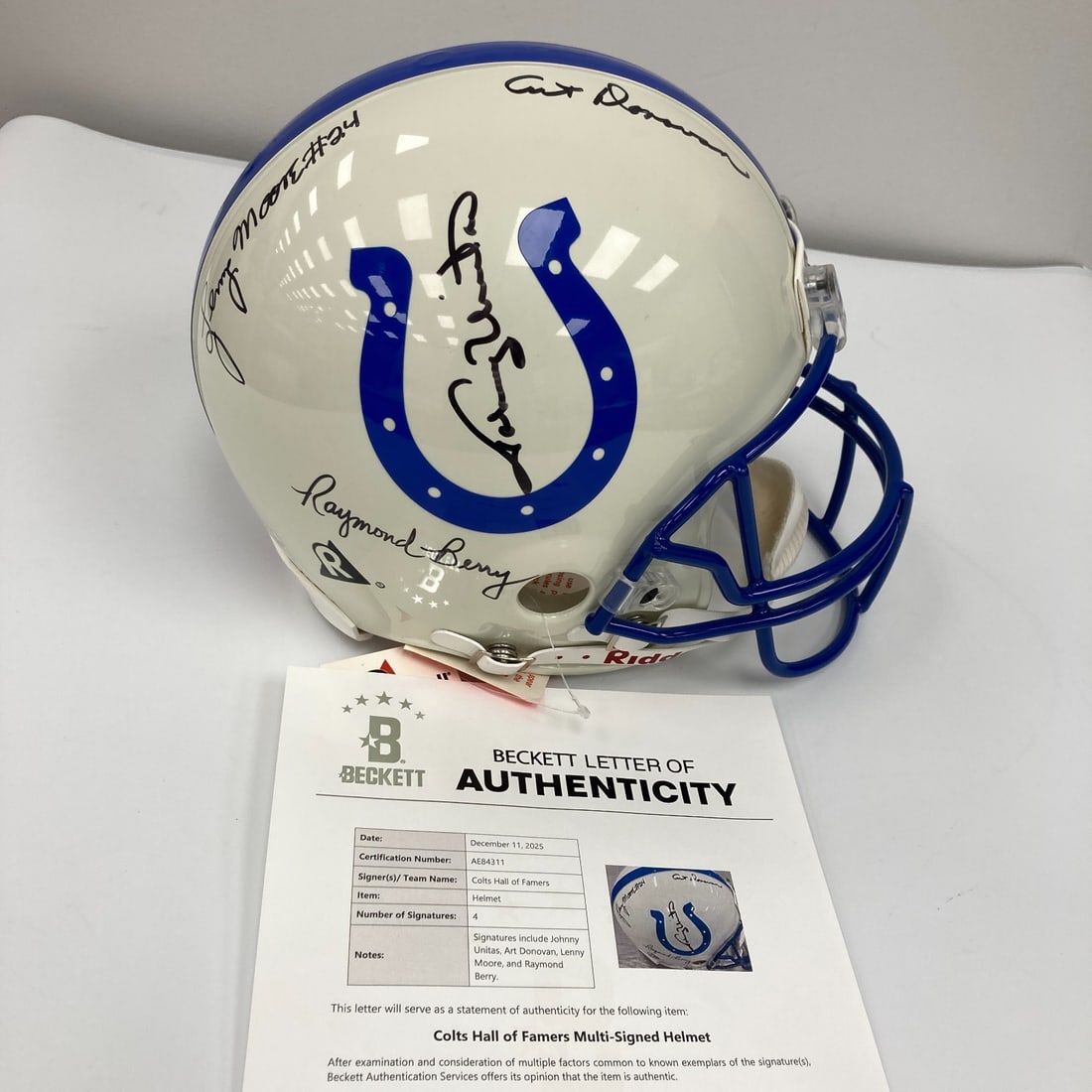 Johnny Unitas Signed Full Size Riddell Helmet with Beckett LOA: Johnny Unitas Signed Full Size Riddell Helmet with Beckett LOA This is a full-size authentic Riddell helmet commemorating the legendary Baltimore Colts, featuring the signatures of Pro Football Hall o
