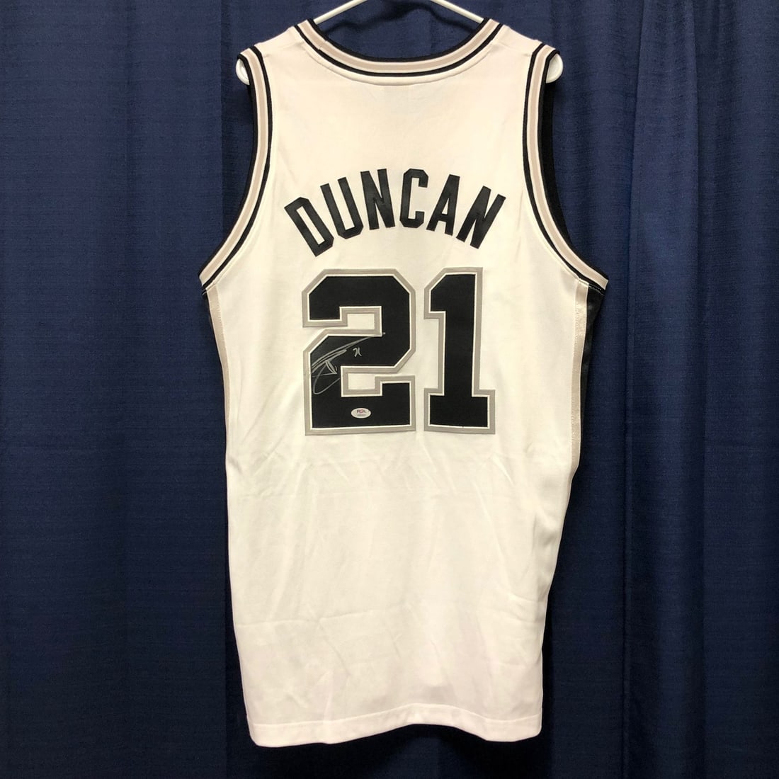 Tim Duncan Autographed San Antonio Spurs Jersey PSA/DNA Certified: Tim Duncan Autographed San Antonio Spurs Jersey PSA/DNA Certified This is an original autographed jersey of NBA legend Tim Duncan, renowned for his exceptional career with the San Antonio Spurs. The j