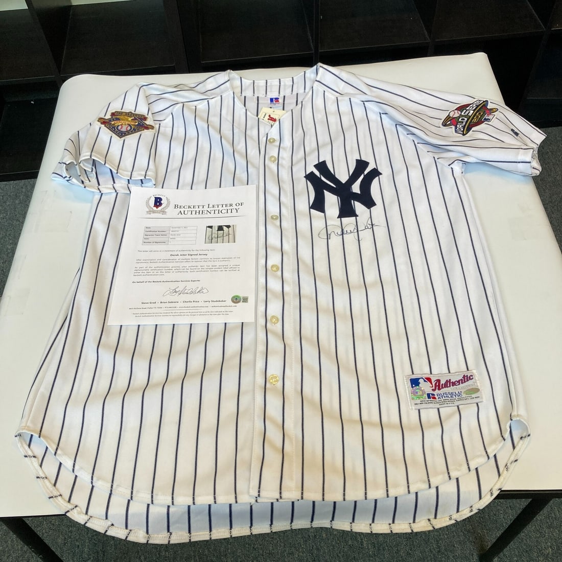 Derek Jeter Signed 2001 World Series Yankees Jersey Beckett Authenticated: Derek Jeter Signed 2001 World Series Yankees Jersey Beckett Authenticated This is a pre-owned, original 2001 World Series New York Yankees game model jersey, signed by baseball legend Derek Jeter. The