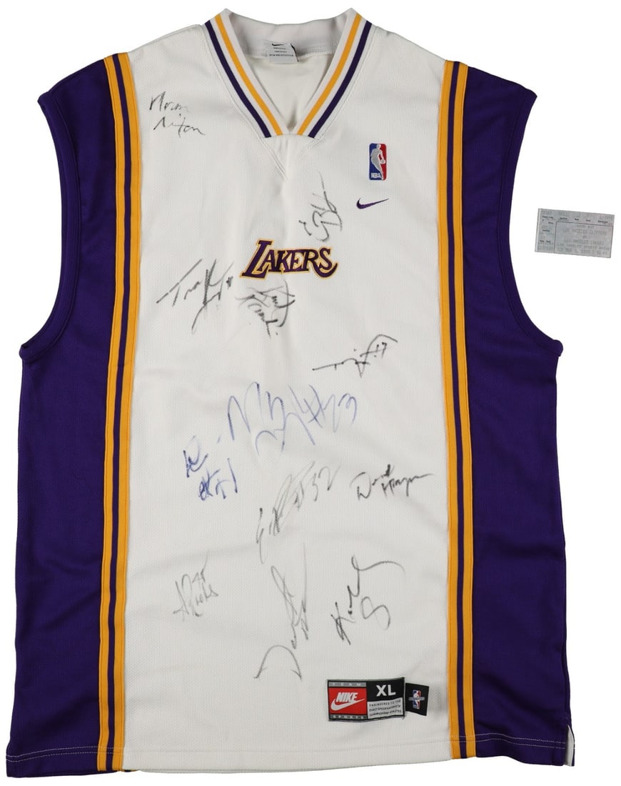 Kobe Bryant 1998-99 Lakers Team Signed Nike Jersey with Beckett COA: Kobe Bryant 1998-99 Lakers Team Signed Nike Jersey with Beckett COA Own a piece of basketball history with this original Nike game jersey signed by 12 members of the 1998-99 Los Angeles Lakers, includ