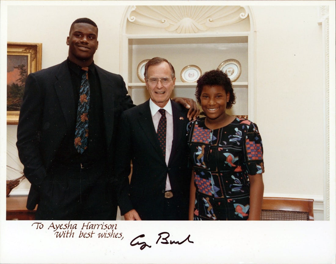 George H.W. Bush Signed 8x10 Photo with Shaquille O'Neal Beckett COA: George H.W. Bush Signed 8x10 Photo with Shaquille O'Neal Beckett COA This remarkable 8x10 photo captures George H.W. Bush alongside Shaquille O'Neal and his sister, personally signed by President Bush