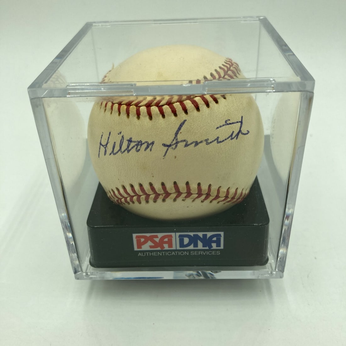 Hilton Smith Signed Baseball PSA DNA Authentic Negro League HOF: Hilton Smith Signed Baseball PSA DNA Authentic Negro League HOF This is a stunning single signed baseball by Hilton Smith, a notable player in the Negro Leagues and a Hall of Famer. Authenticated by