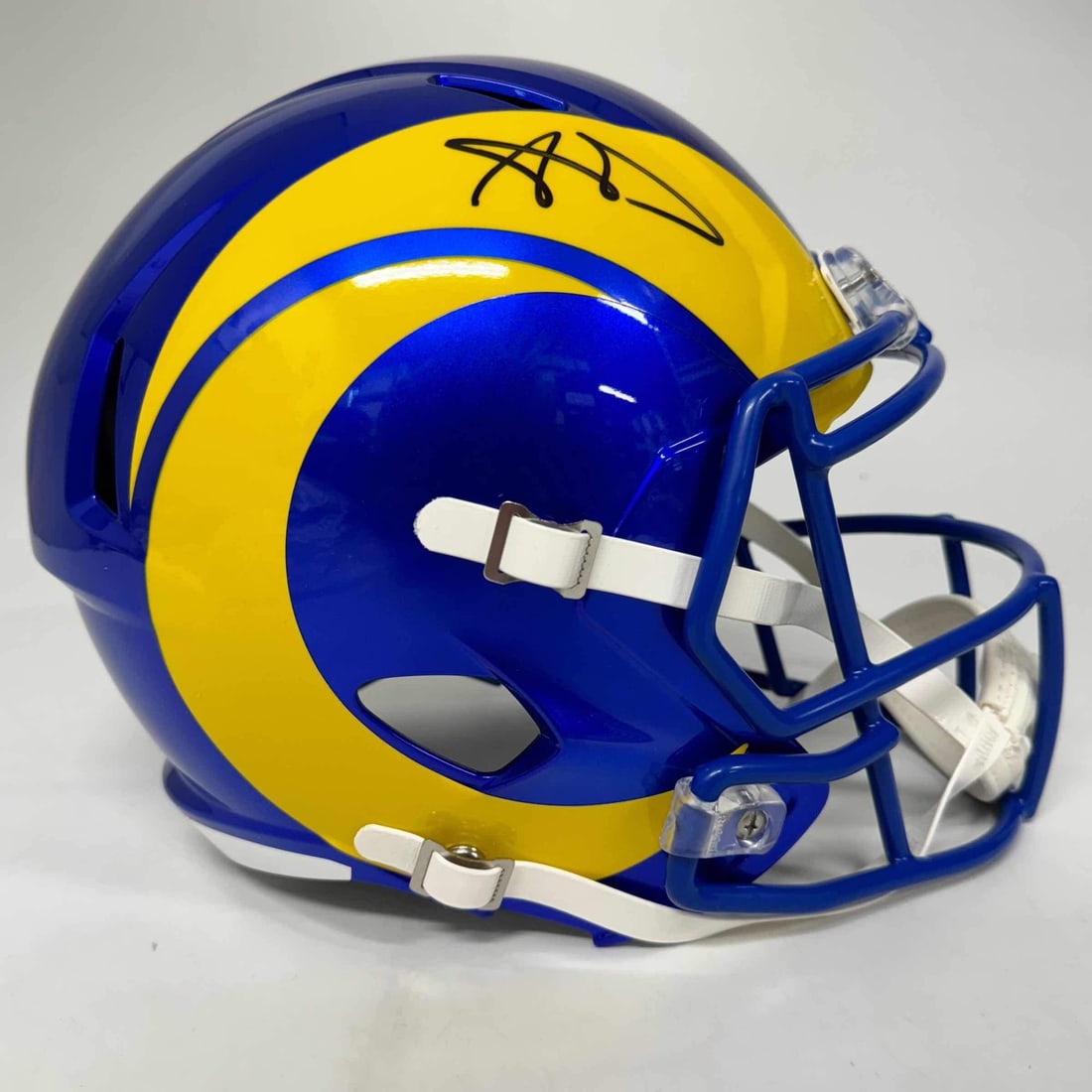 Aaron Donald signed full size Rams football helmet Beckett COA: Aaron Donald signed full size Rams football helmet Beckett COA This is a pre-owned Los Angeles Rams full size football helmet autographed by NFL player Aaron Donald. The helmet is authenticated by Bec
