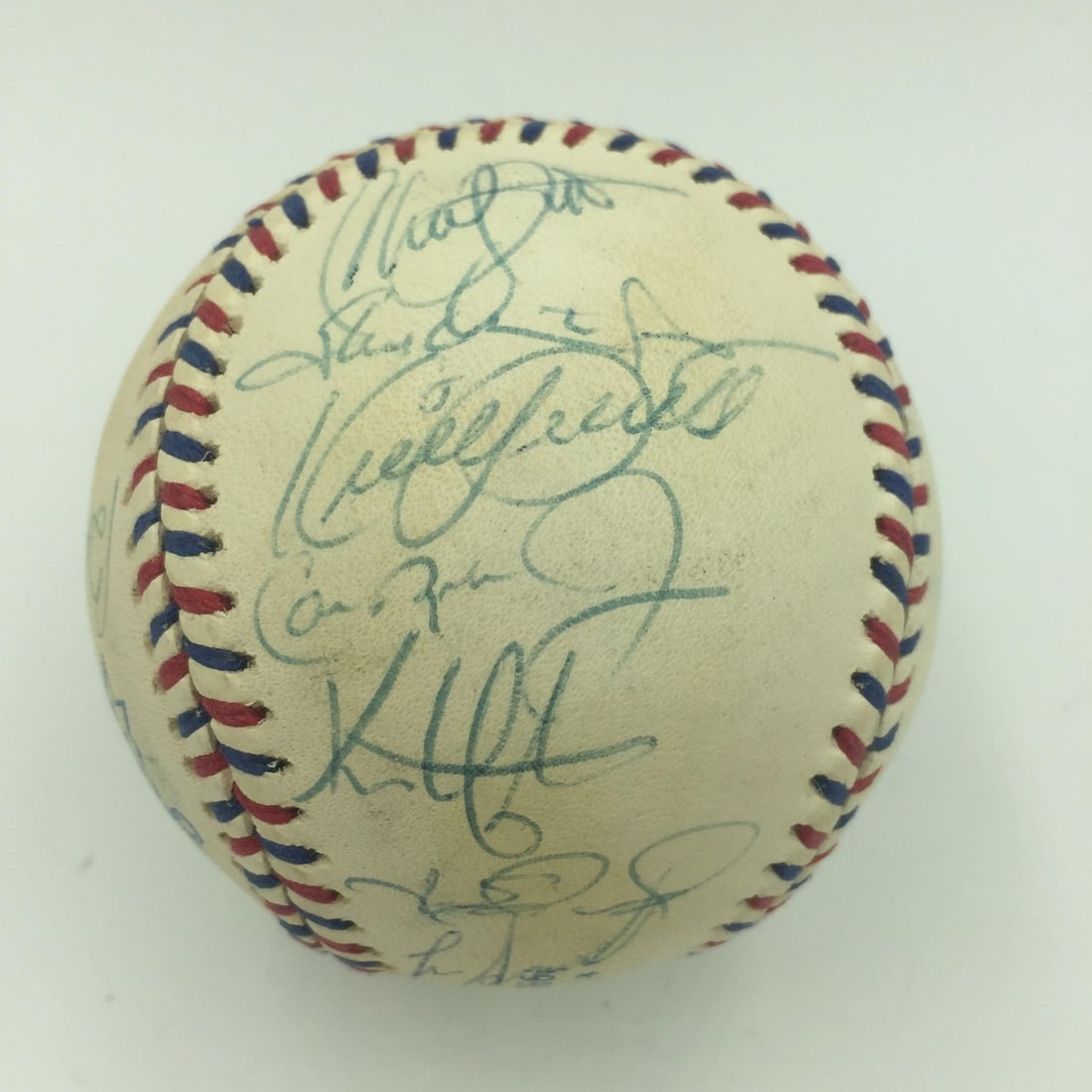 1995 All Star Game Signed Baseball with 26 Signatures SGC COA: 1995 All Star Game Signed Baseball with 26 Signatures SGC COA Introducing a remarkable piece for baseball enthusiasts: a 1995 American League All Stars Team Signed Baseball featuring the signatures of