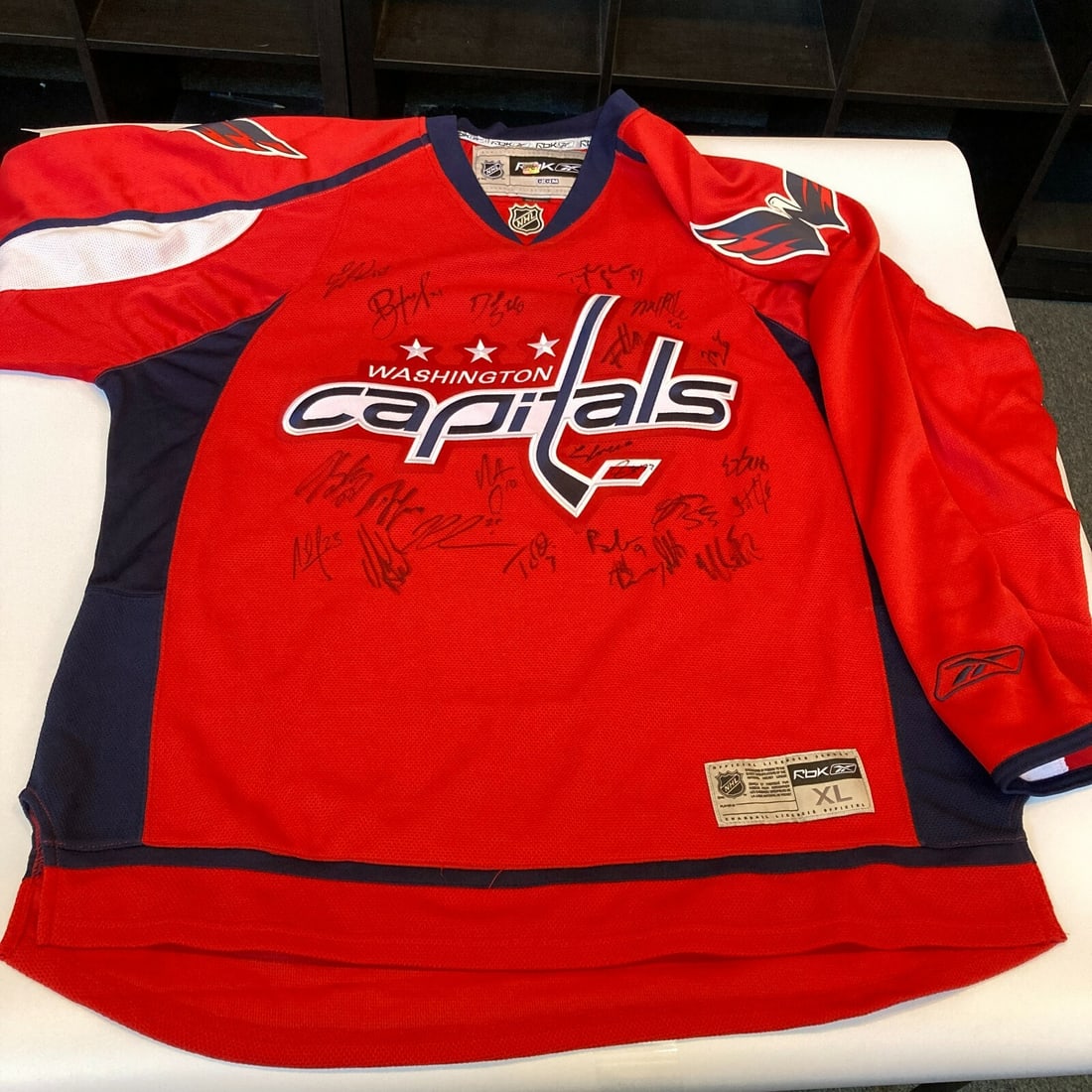 Reebok XL Capitals jersey signed by 22 players Ovechkin PSA DNA: Reebok XL Capitals jersey signed by 22 players Ovechkin PSA DNA This is a 2009-10 Washington Capitals team signed game jersey featuring Alexander Ovechkin. The Reebok jersey is size XL and was signed 