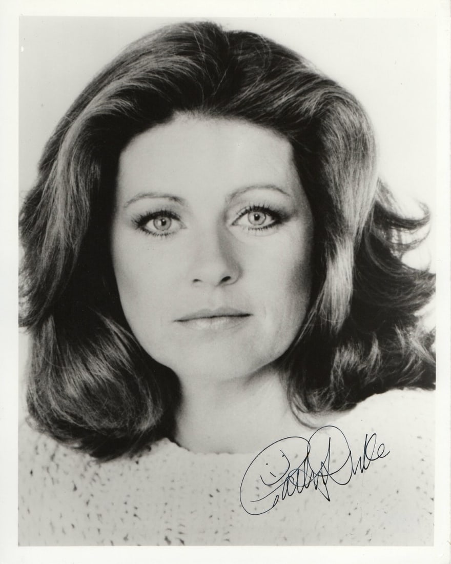 Patty Duke 8x10 Photograph Signed Valley of the Dolls Beckett Authenticated: Patty Duke 8x10 Photograph Signed Valley of the Dolls Beckett Authenticated This is an original 8x10 inch photograph autographed by Patty Duke, known for her role in "Valley of the Dolls." The signatu