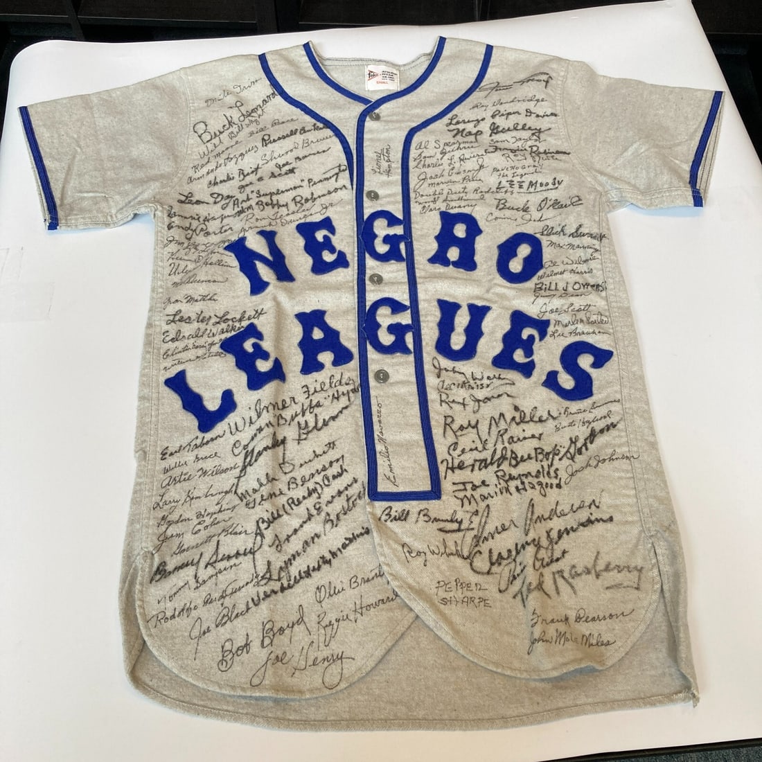 Willie Mays Signed Negro League Jersey 100+ Autographs PSA Authenticated: Willie Mays Signed Negro League Jersey 100+ Autographs PSA Authenticated Celebrate the legacy of baseball with this stunning Willie Mays Negro League Legends Signed Jersey, featuring over 100 autograp