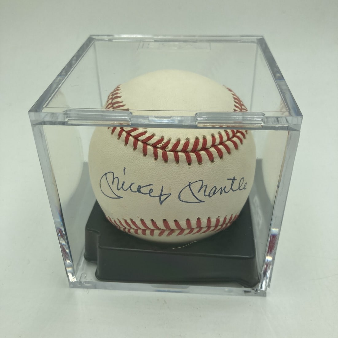 Mickey Mantle Signed Baseball PSA DNA Graded 10 GEM MINT Yankees: Mickey Mantle Signed Baseball PSA DNA Graded 10 GEM MINT Yankees This is an authenticated Mickey Mantle signed American League baseball, graded 10 GEM MINT by PSA DNA. A true collector's item for any 