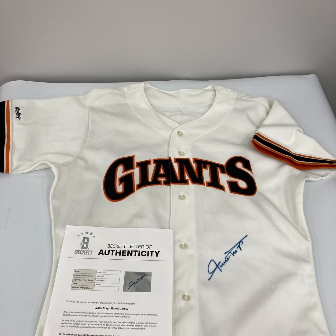 Willie Mays Signed 1989 San Francisco Giants Jersey Beckett LOA: Willie Mays Signed 1989 San Francisco Giants Jersey Beckett LOA Celebrate the legendary career of Willie Mays with this authentic 1989 San Francisco Giants game model jersey. A true icon of baseball, 