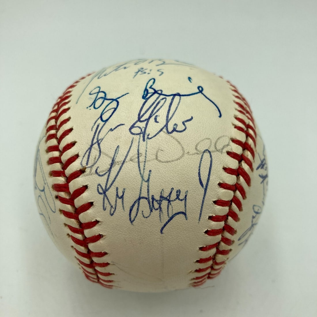 1990 Ken Griffey Jr. Signed Seattle Mariners Baseball JSA Authenticated: 1990 Ken Griffey Jr. Signed Seattle Mariners Baseball JSA Authenticated Celebrate the legacy of Ken Griffey Jr. with this authentic 1990 Seattle Mariners Team Signed American League Baseball. This uni