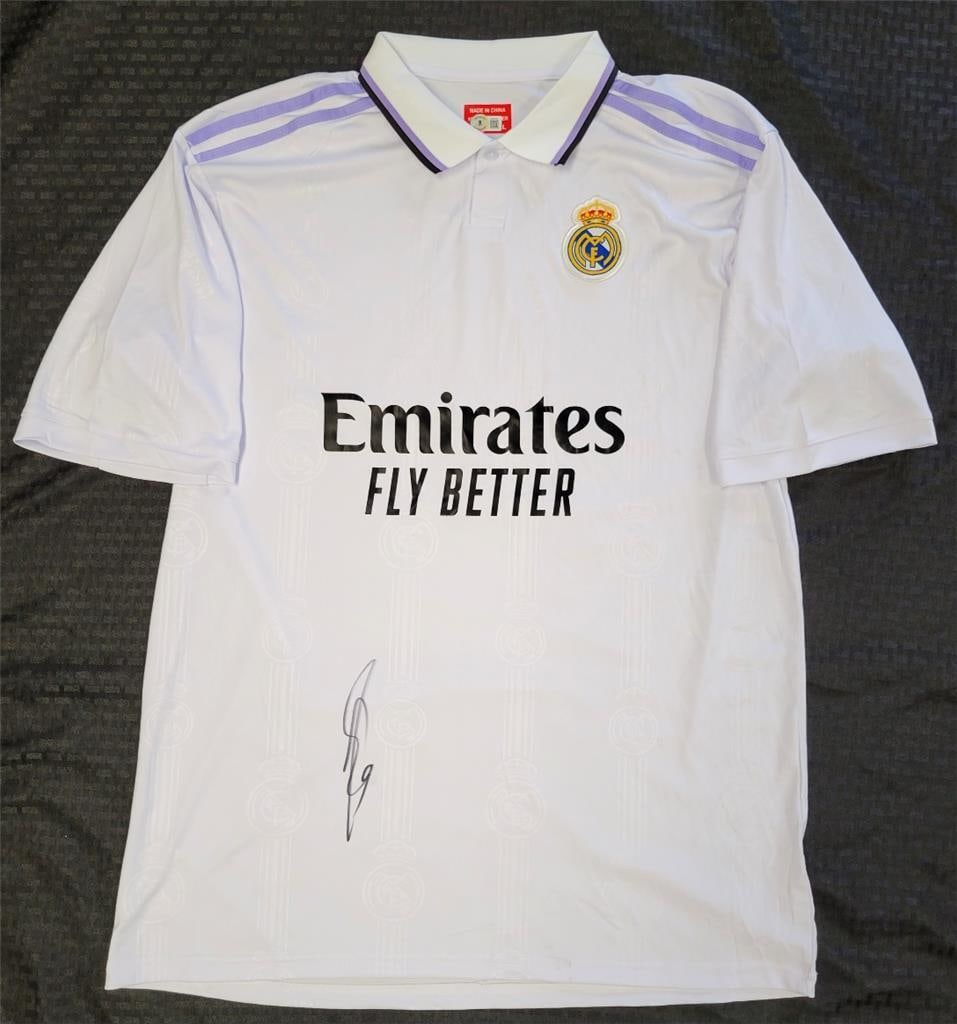 Karim Benzema Signed Real Madrid Polo Jersey XL Beckett BAS Authenticated: Karim Benzema Signed Real Madrid Polo Jersey XL Beckett BAS Authenticated This authentic Real Madrid polo jersey is a must-have for fans of Karim Benzema. The jersey, size XL, features an original aut