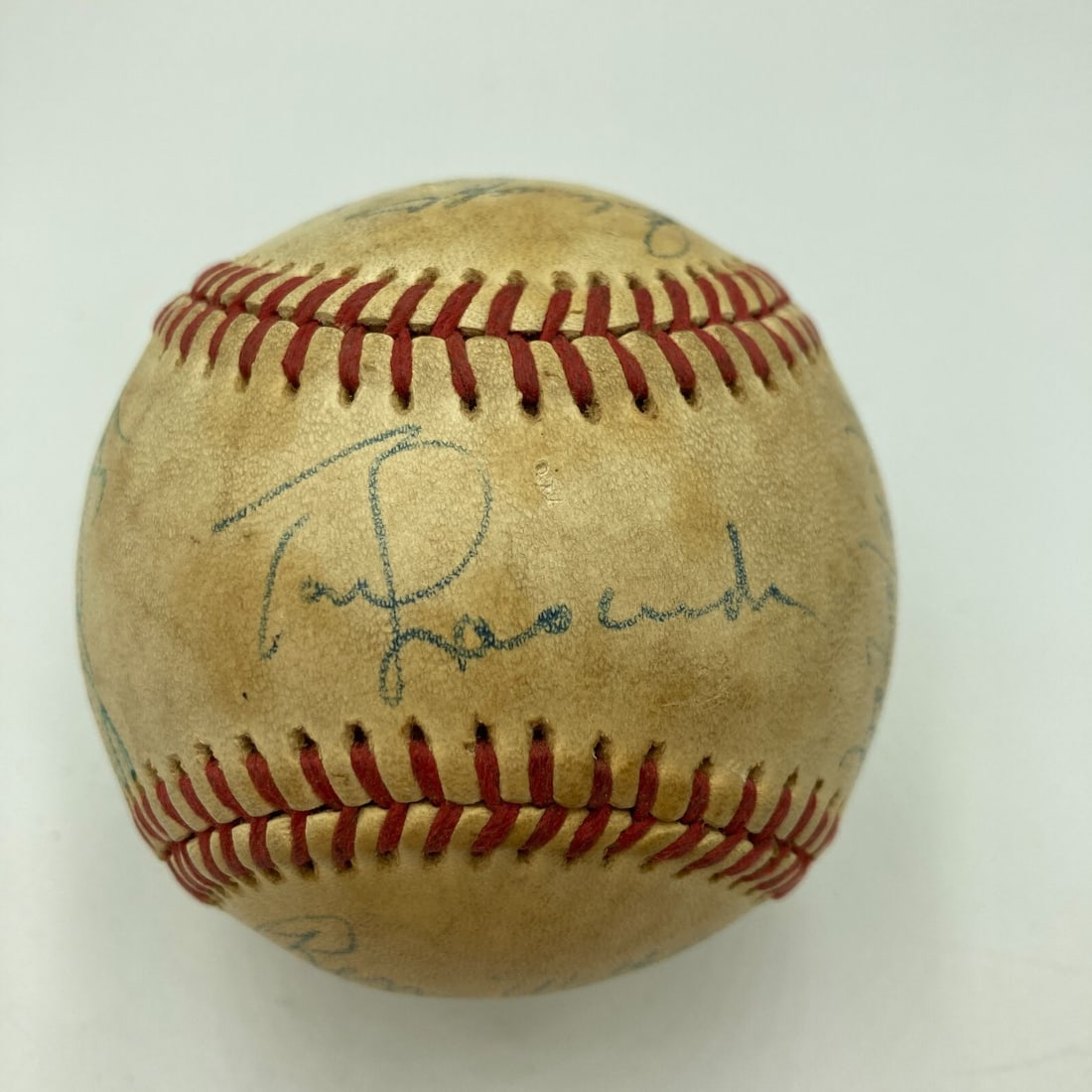 1985 Los Angeles Dodgers Team Signed NL Baseball JSA Authenticated: 1985 Los Angeles Dodgers Team Signed NL Baseball JSA Authenticated Celebrate the legacy of the 1985 Los Angeles Dodgers with this original team-signed game NL baseball. This collectible features authe