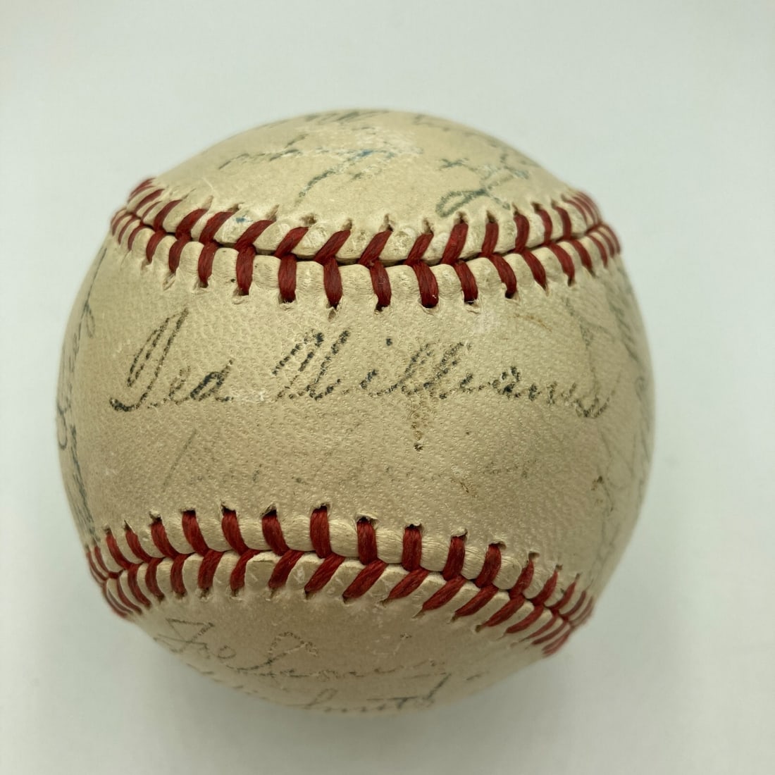 1947 Boston Red Sox Team Signed Baseball Ted Williams Joe DiMaggio: 1947 Boston Red Sox Team Signed Baseball Ted Williams Joe DiMaggio This official American League baseball, featuring twenty-eight blue-ink signatures, is a remarkable collectible from the 1947 Boston 