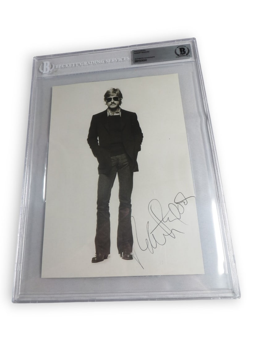 Robert Redford Signed 6.5x9 Black and White Photo Beckett Authenticated: Robert Redford Signed 6.5x9 Black and White Photo Beckett Authenticated This is an original black and white photograph of Robert Redford, featuring him wearing sunglasses and a blazer. The photo has b