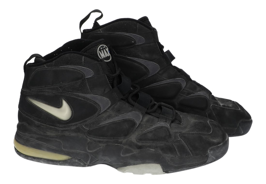 Chris Webber Signed Game Used Nike Air Max Sneakers with MEARS JSA COA: Chris Webber Signed Game Used Nike Air Max Sneakers with MEARS JSA COA Own a piece of basketball history with these game-used, signed Nike Air Max sneakers worn by former NBA forward Chris Webber duri