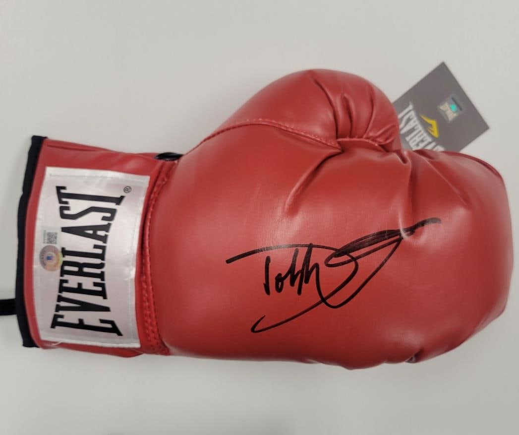 Everlast boxing glove autographed by Dolph Lundgren Beckett authenticated Creed II: Everlast boxing glove autographed by Dolph Lundgren Beckett authenticated Creed II This Everlast boxing glove features the autograph of Dolph Lundgren, known for his role as Drago in Creed II. The sig