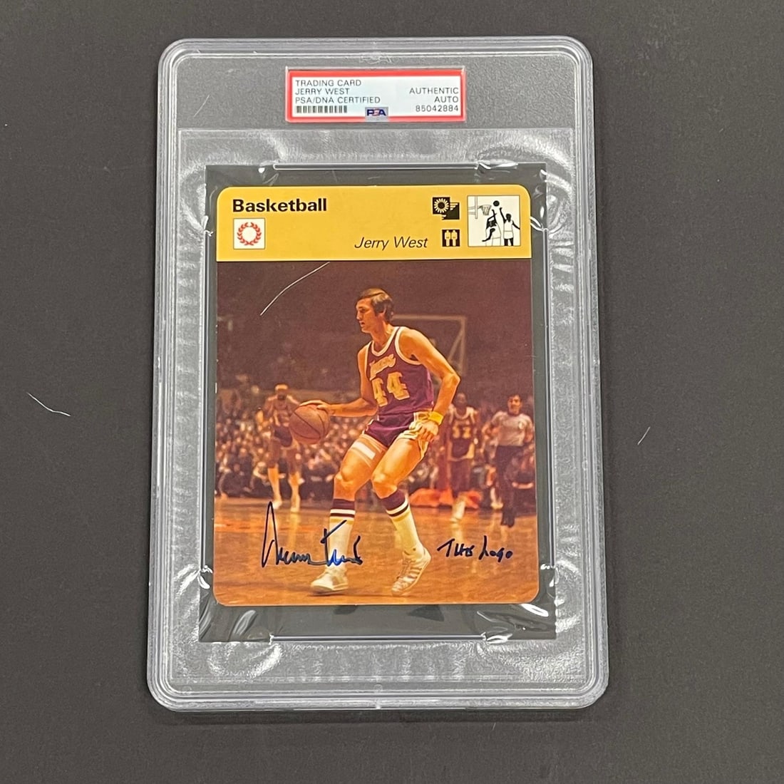 1977 Jerry West Signed Sportscaster Card PSA/DNA Los Angeles Lakers: 1977 Jerry West Signed Sportscaster Card PSA/DNA Los Angeles Lakers Own a piece of basketball history with this 1977 Sportscaster Trading Card signed by Jerry West, a legendary player for the Los Ange