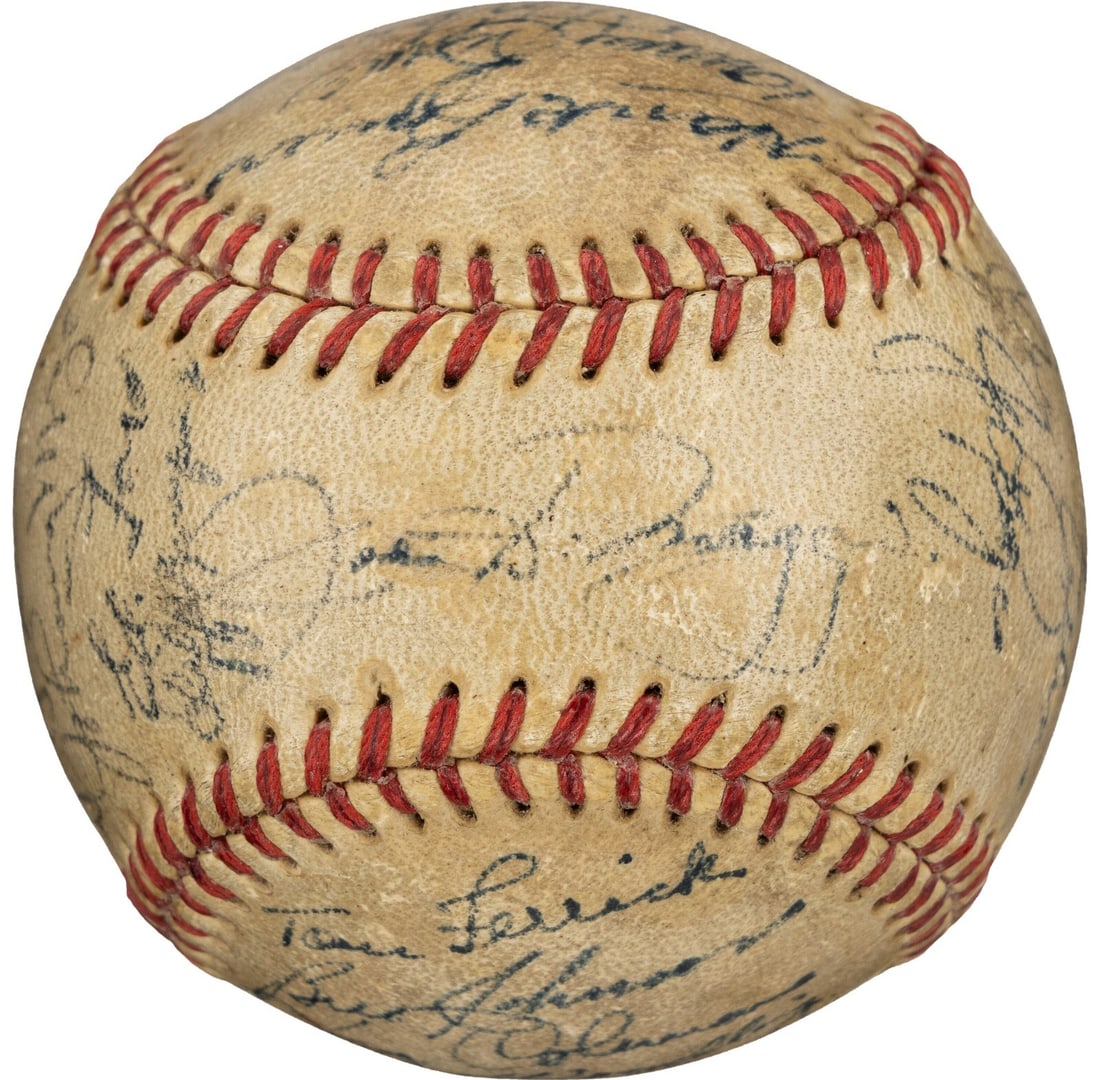 1950 New York Yankees Team Signed Baseball with Joe DiMaggio Beckett COA: 1950 New York Yankees Team Signed Baseball with Joe DiMaggio Beckett COA Celebrate the legacy of the 1950 New York Yankees with this team-signed Official American League baseball. Autographed by twent