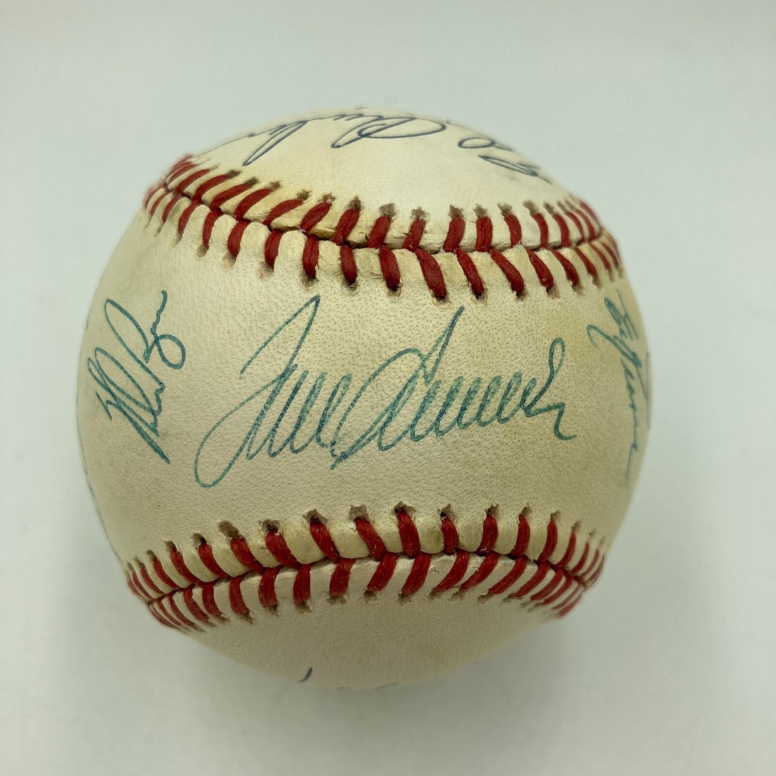 1969 New York Mets Team Signed Baseball 18 Signatures JSA COA: 1969 New York Mets Team Signed Baseball 18 Signatures JSA COA Celebrate the legacy of the 1969 New York Mets with this team-signed baseball featuring 18 authentic signatures, including Hall of Famers 