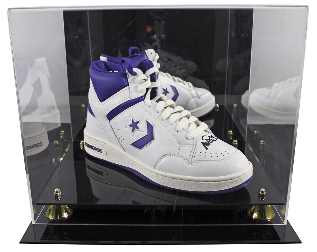 Magic Johnson autographed Converse Weapon right shoe with acrylic case BAS witnessed: Magic Johnson autographed Converse Weapon right shoe with acrylic case BAS witnessed Autographed right purple and white Converse Weapon shoe personally signed by Magic Johnson of the Los Angeles Laker