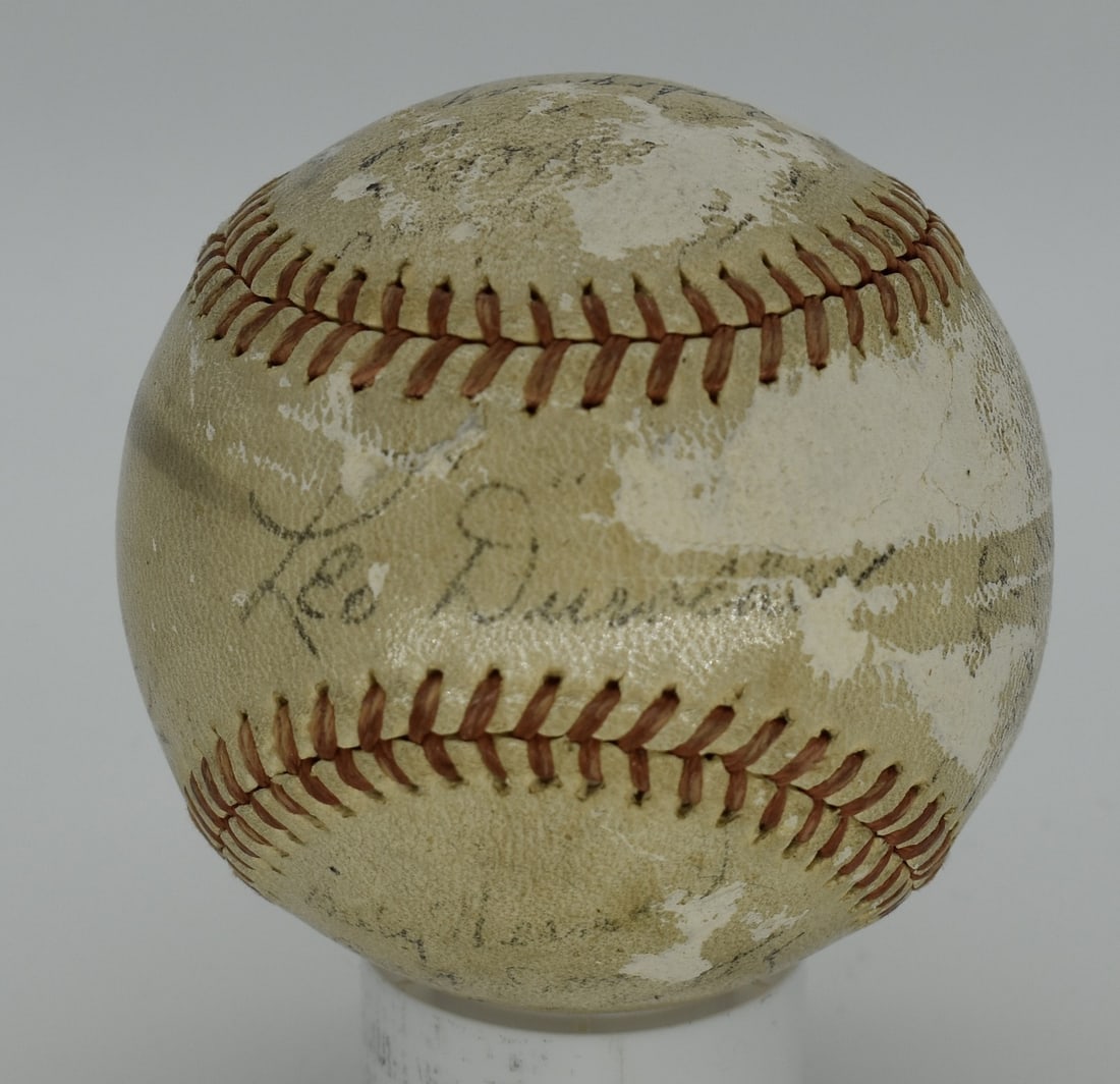 1943 ONL baseball signed by Brooklyn Dodgers with 16 signatures: 1943 ONL baseball signed by Brooklyn Dodgers with 16 signatures Original 1943 Brooklyn Dodgers team-signed baseball featuring 16 signatures. Named signers include Leo Durocher, Arky Vaughan, Billy Her